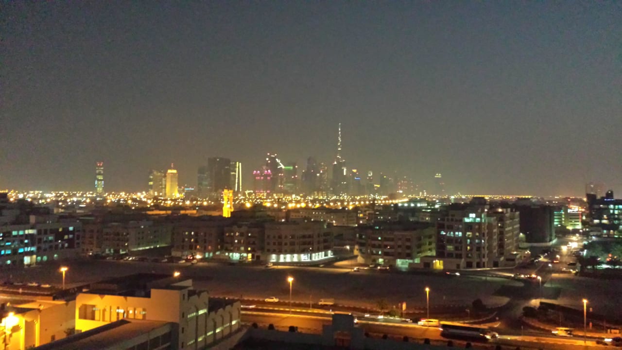 Blick bei Nacht von der Dachterrasse The Canvas Hotel Dubai MGallery By Sofitel