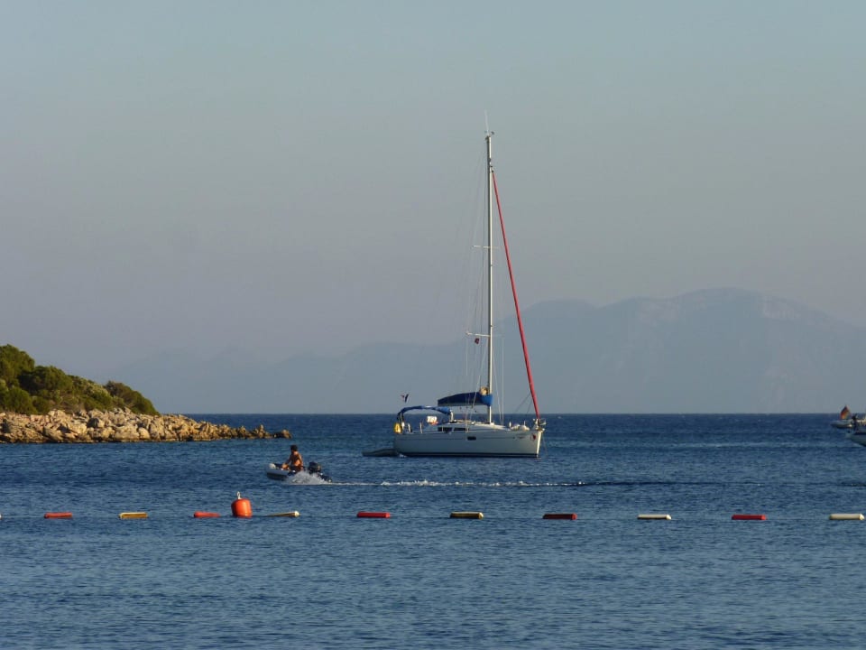Jednen z licznie cumujących w zatoce jachtów. Bodrum Park Resort