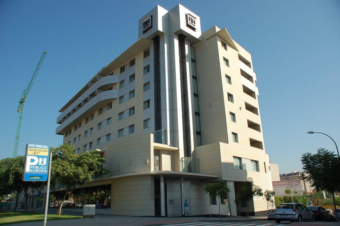 Von der Straße aus betrachtet NH Alicante