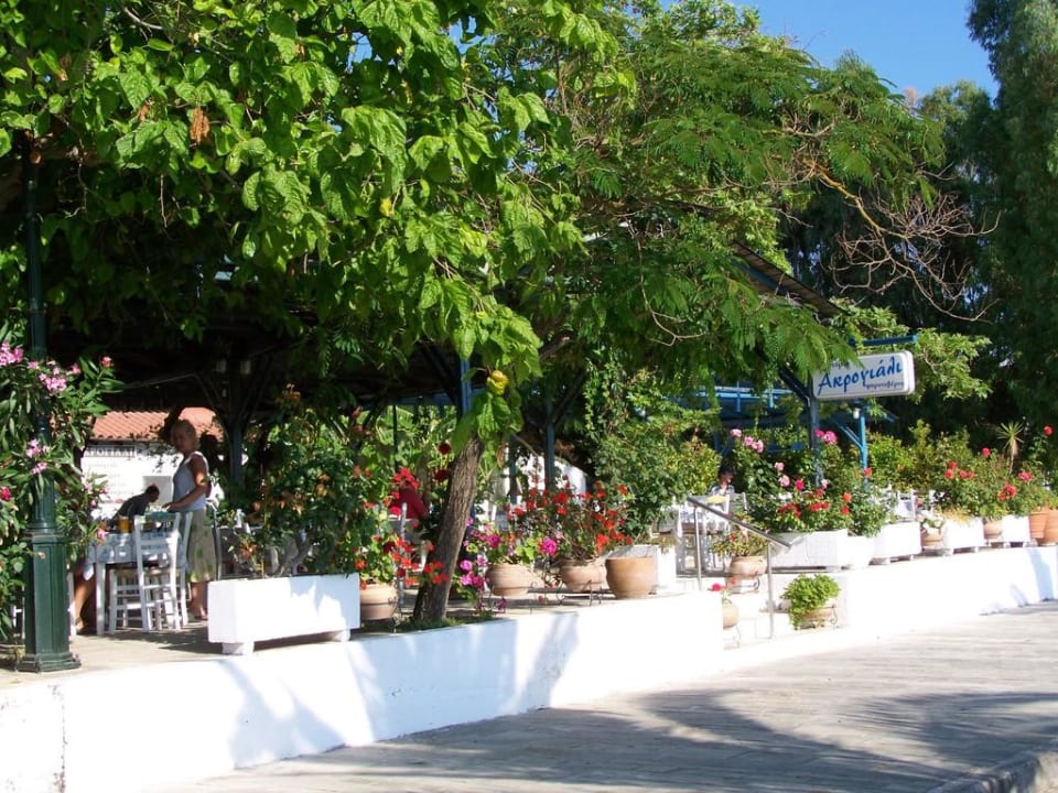 Blick auf die Terrasse Akroyali Hotel & Villas