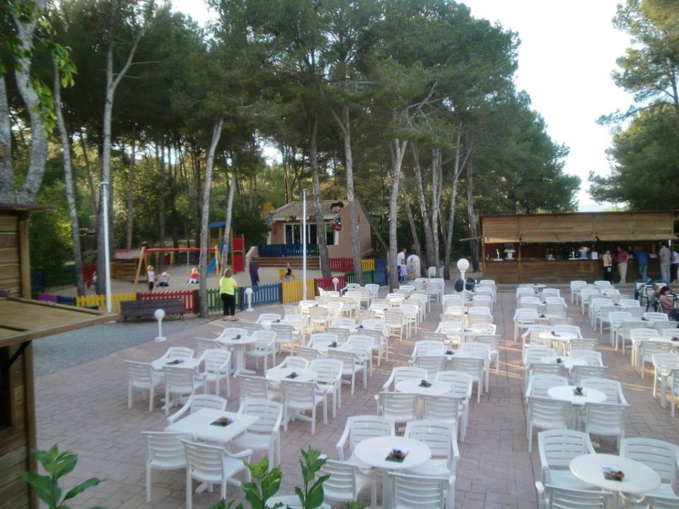 Blick zur Bar neben der Bühne Iberostar Waves Pinos Park
