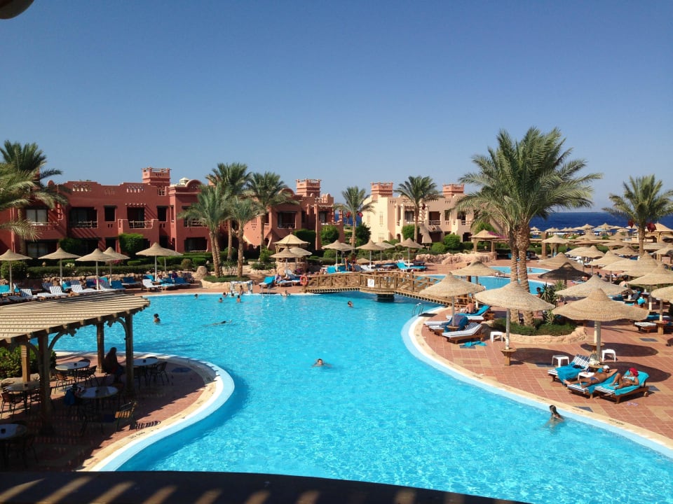Pool vom Nachbarhotel...  Charmillion Club Resort