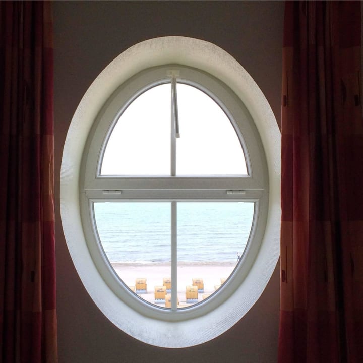 Ausblick Fenster am Bett im Zimmer mit Seeseite Strandhotel Grömitz