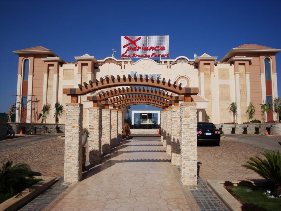 Hoteleingang Hotel Xperience Sea Breeze Resort