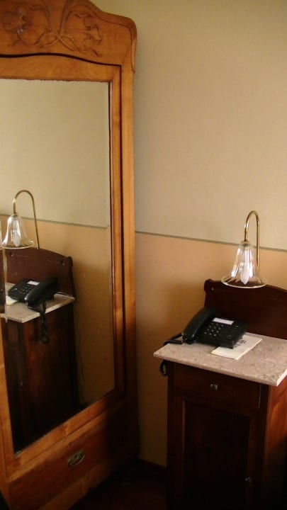 Intérieur chambre (table de nuit +  armoire) Hotel Grande Albergo Ausonia & Hungaria