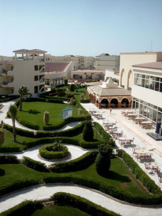 Blick zu Amphitheater, Einkaufsmeile, Hauptgebäude LABRANDA Club Makadi