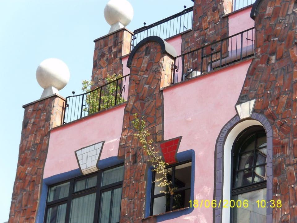 Hausfassade mit "Baum-Mieter" Arthotel Magdeburg