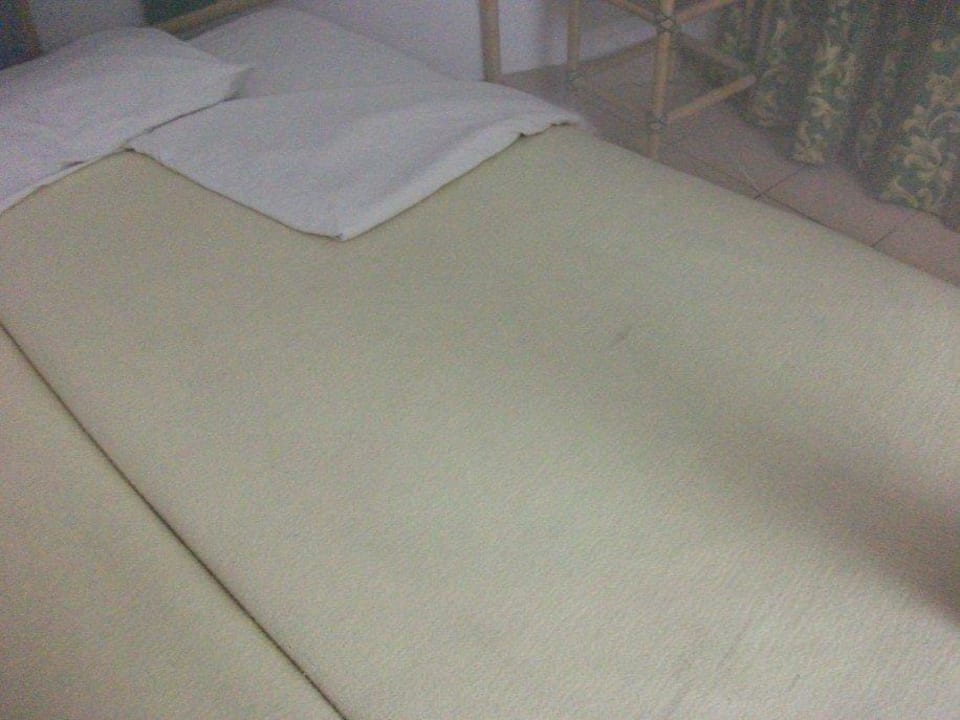 Fleckige Bettwäsche Neptune Village Beach Resort & Spa