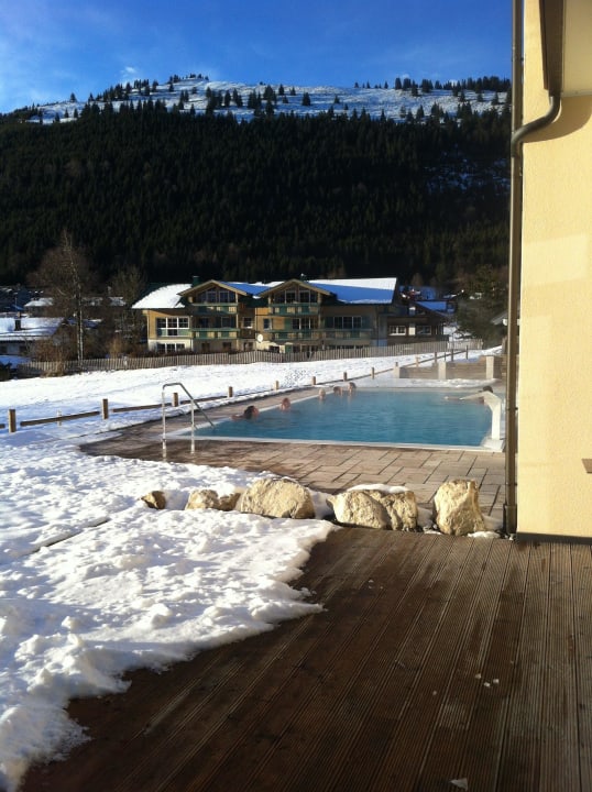 Beheitzer Außenpool mit tollem Alpentalblick Panoramahotel Oberjoch