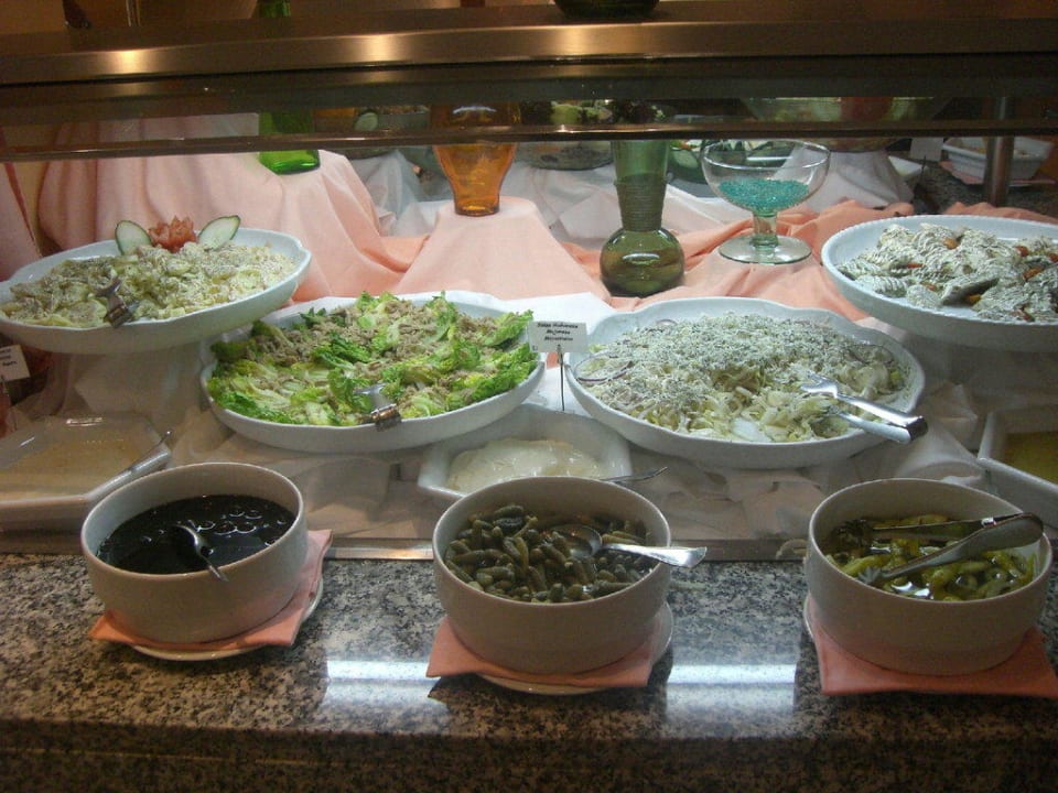 Teile des Salatbüffet Hipotels Bahia Grande