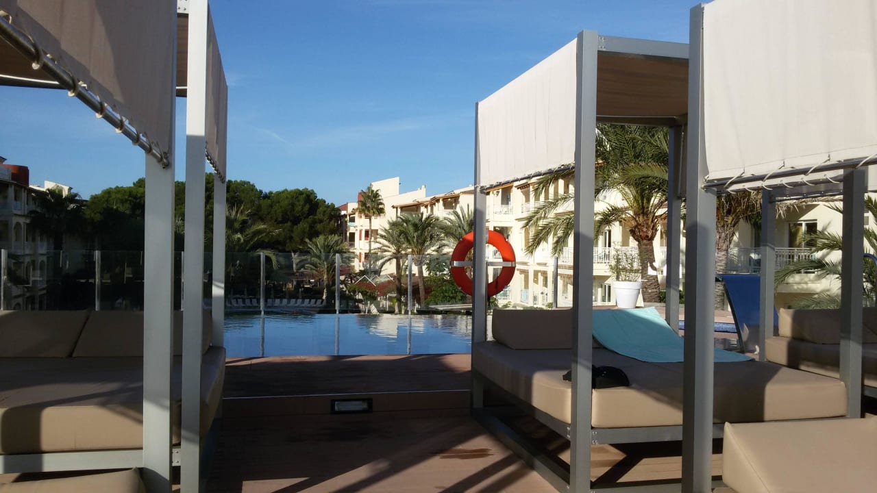 Relaxbetten auf dem Dach der Poolbar Zafiro Bahia