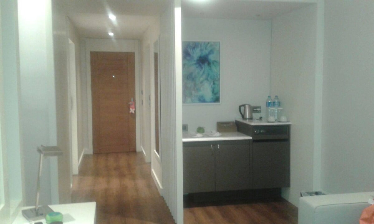 Poolvilla Blick auf Minibar und Wasserkocher Papillon Zeugma Relaxury