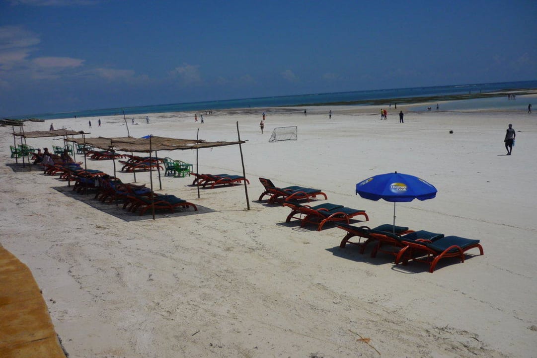 Liegen am Strand zur Beachparty Neptune Village Beach Resort & Spa