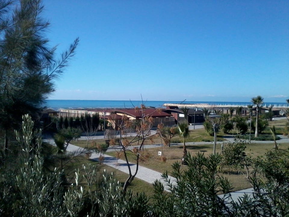 Strandpromenade zwischen Hotel und Strand Seamelia Beach Resort