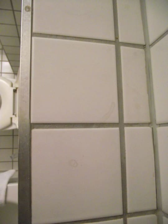 Ränder auf der Ablage über der Toilette H+ Hotel Köln Hürth