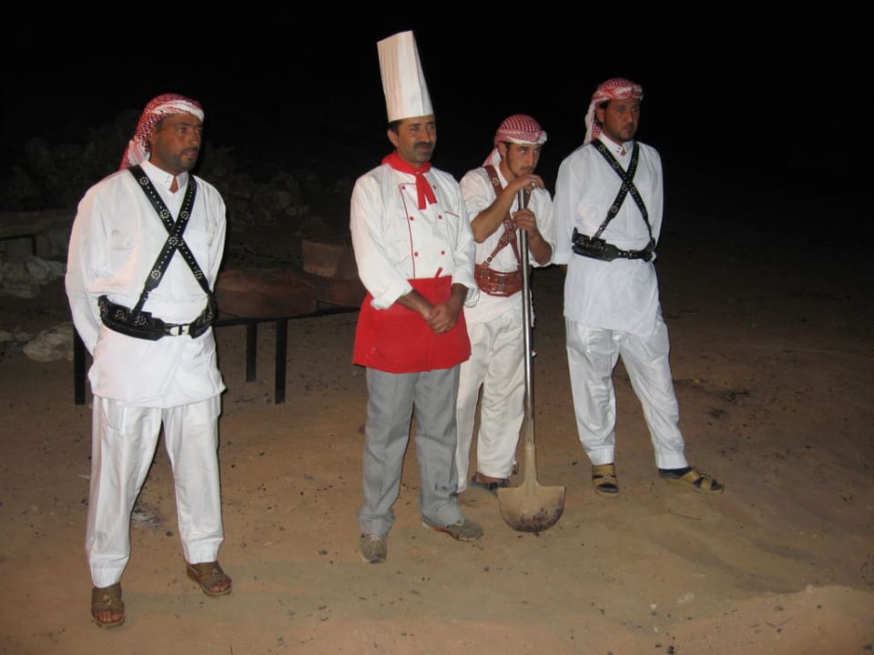 Köche graben das Essen aus Jabal Rum Camp