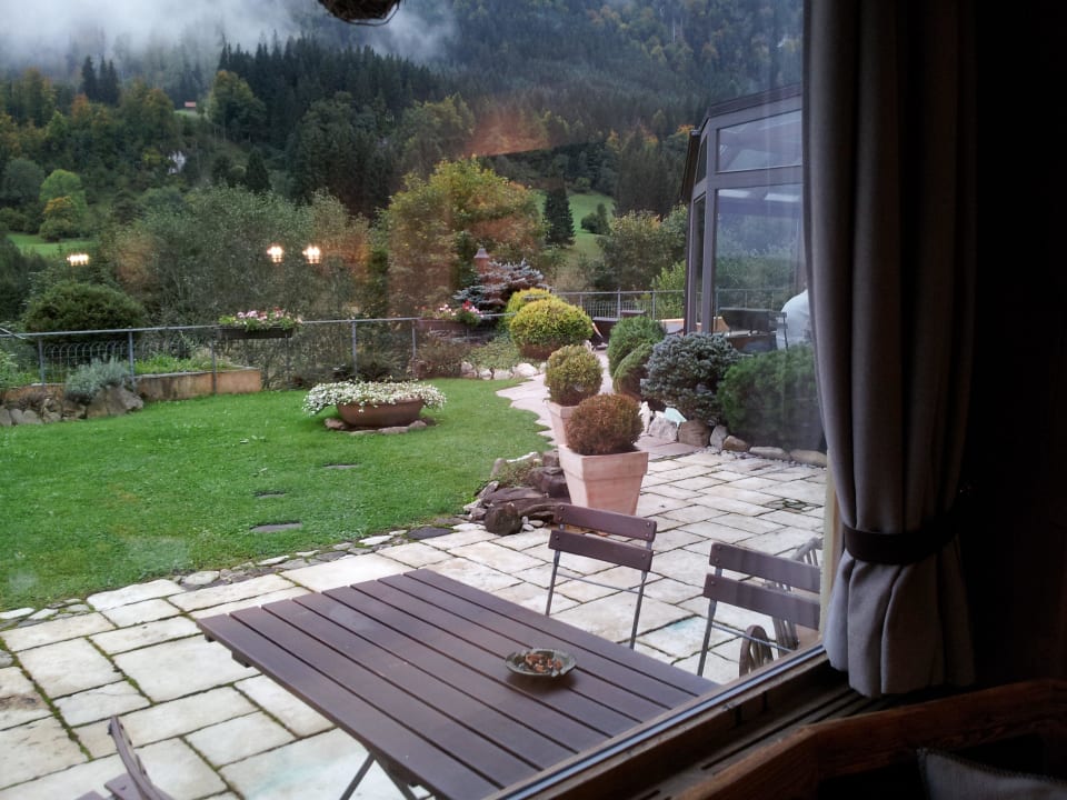 Ausblick in den Garten vom Restaurant Hotel Zugspitzblick