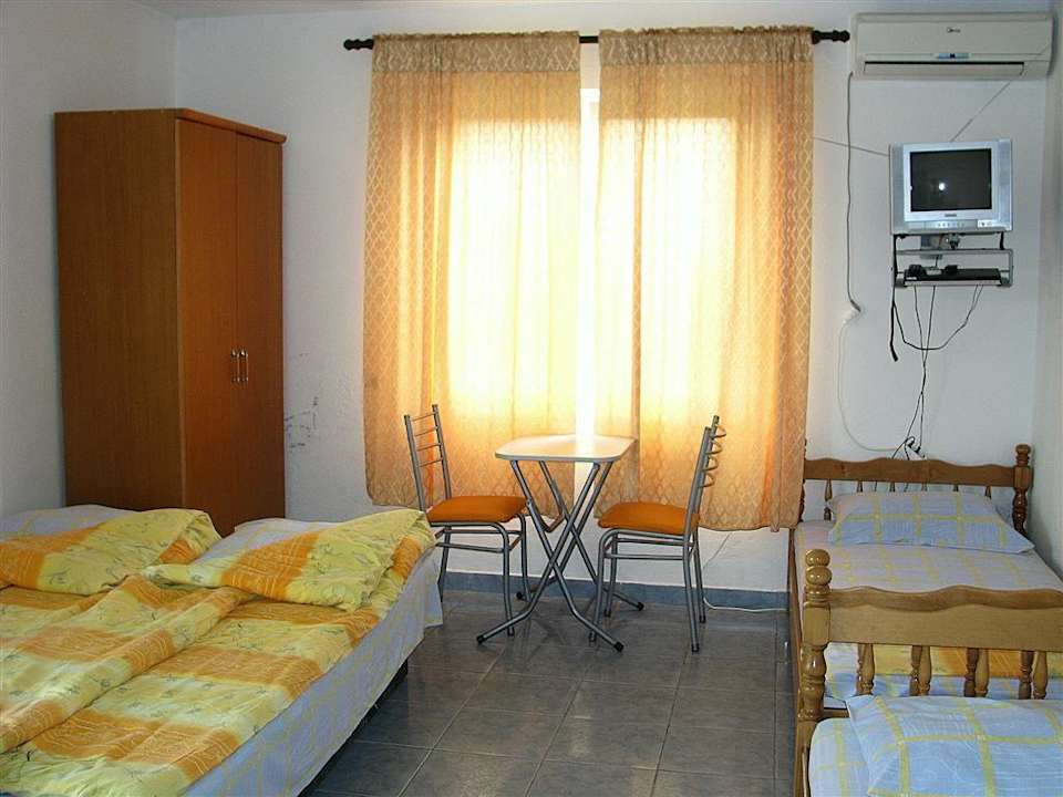 Room Maki Apartments