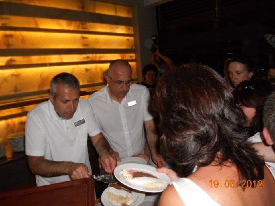 Küchenchef und Hoteldirektor bei der Essenausgabe Sunis Elita Beach Resort & Spa