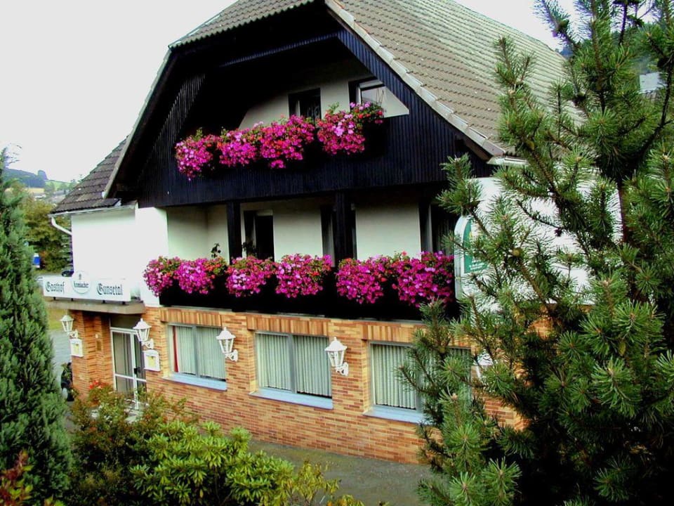 Außenansicht von Strasse Hotel Gunsetal