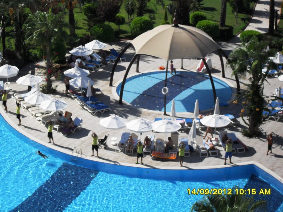 Im Hintergrund der Kinderpool Saphir Resort & Spa