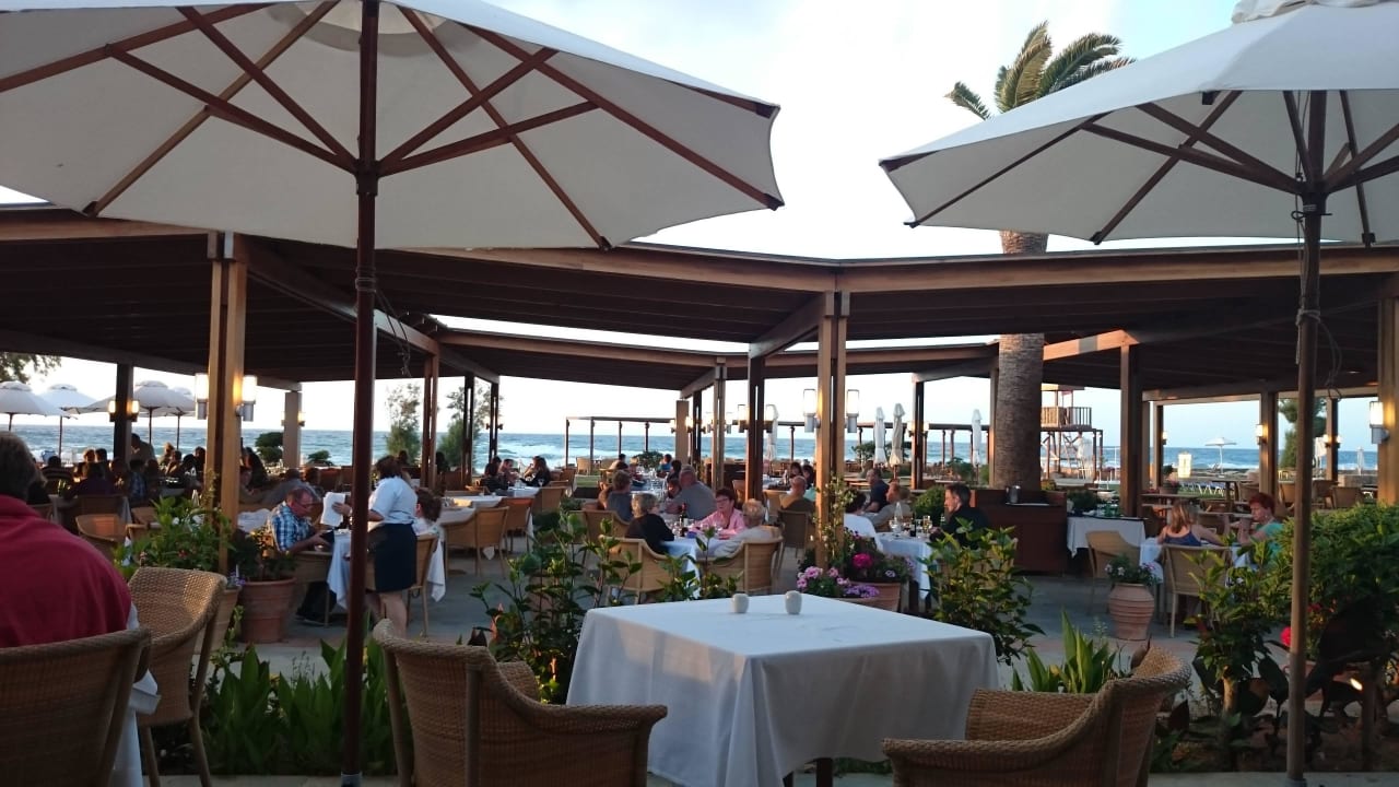 Abendessen auf der Terrasse Kernos Beach Hotel & Bungalows