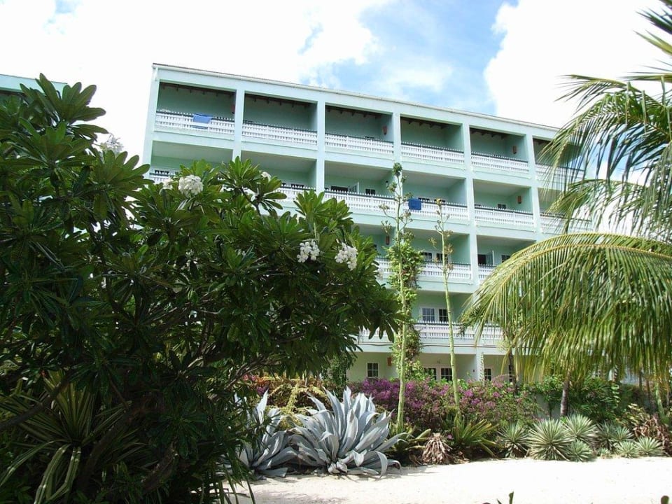 Das Hotel vom Strand aus fotografiert Coconut Court Beach Hotel