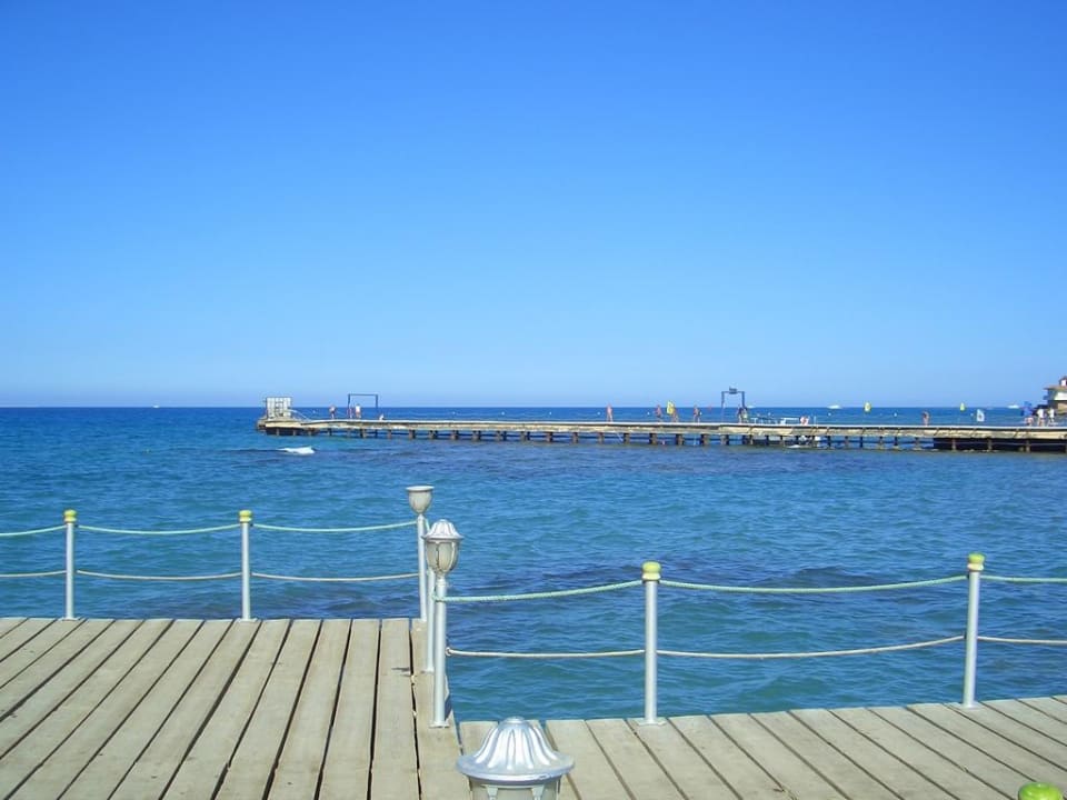 Auf dem Steg vom Hotelstrand Pickalbatros Dana Beach Resort - Hurghada