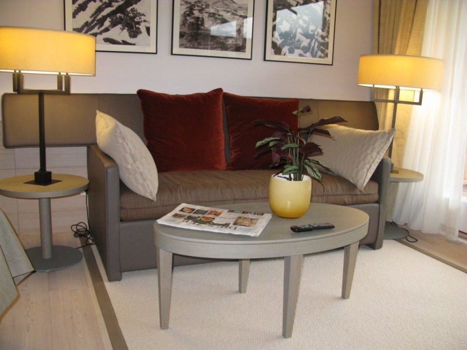 Komfortabel & elegant: Couch mit Beistelltischen A-ROSA Ifen Hotel Kleinwalsertal