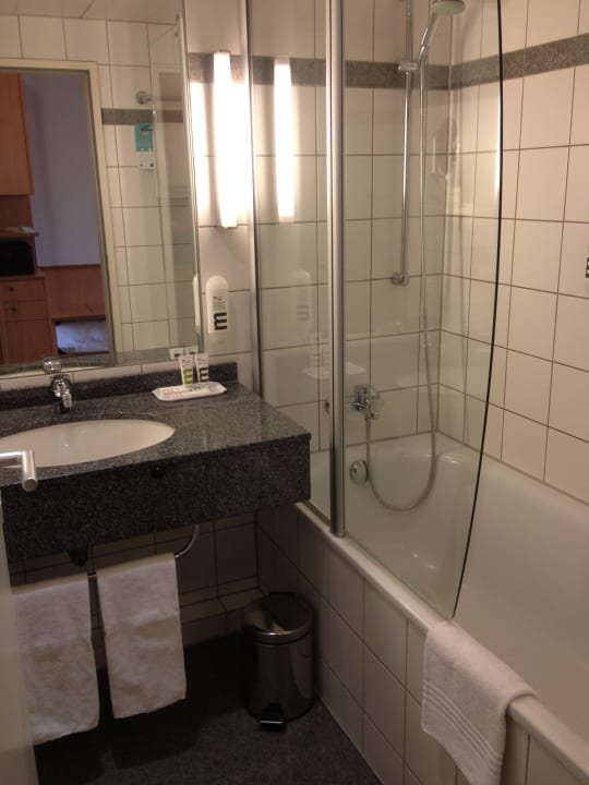 Die Badewanne mit Dusche voco Dusseldorf Seestern, an IHG Hotel