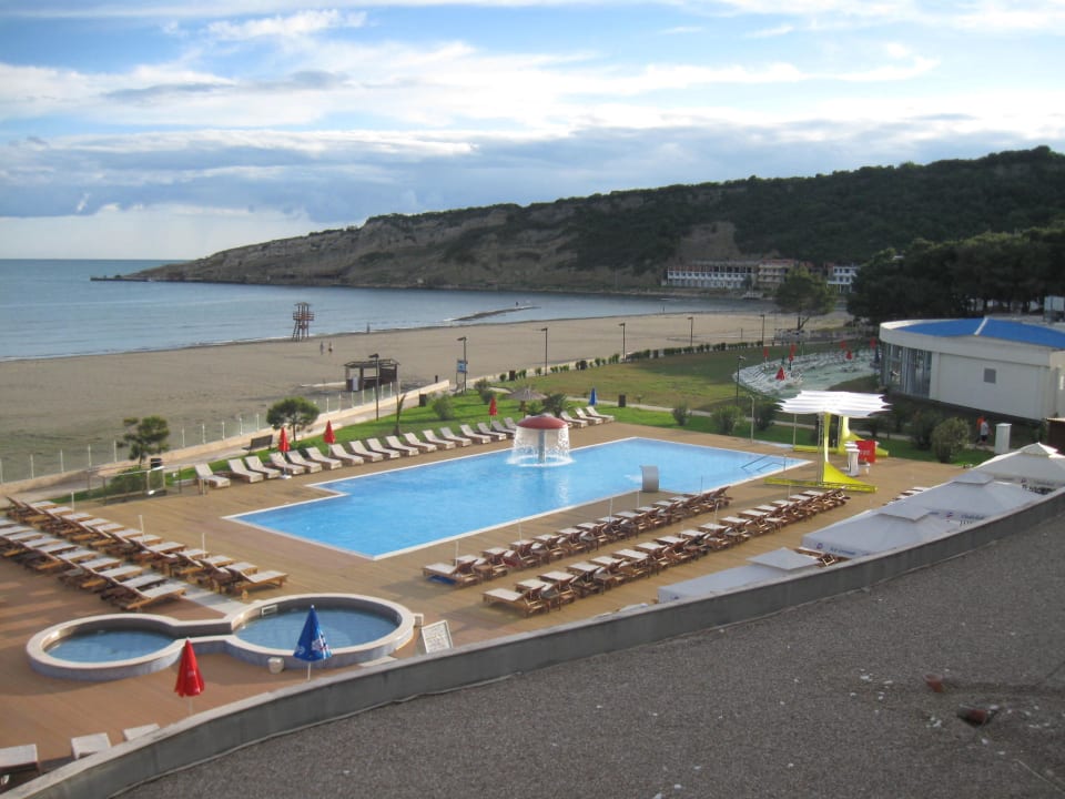 Widok z okna na basen i plażę Hotel Otrant