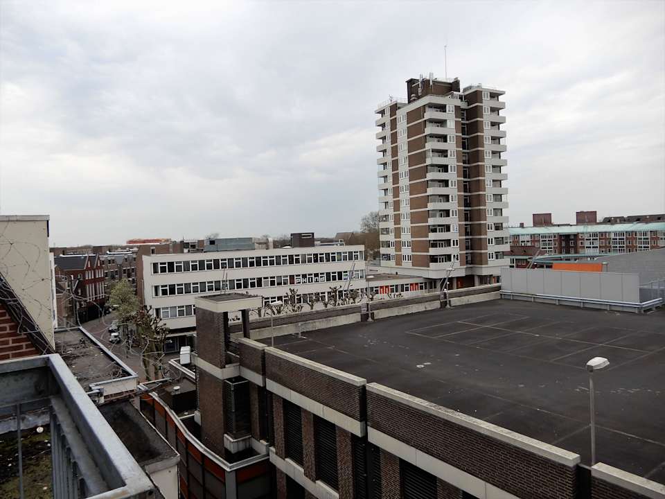 Blick auf die Garage Golden Tulip Hotel Central