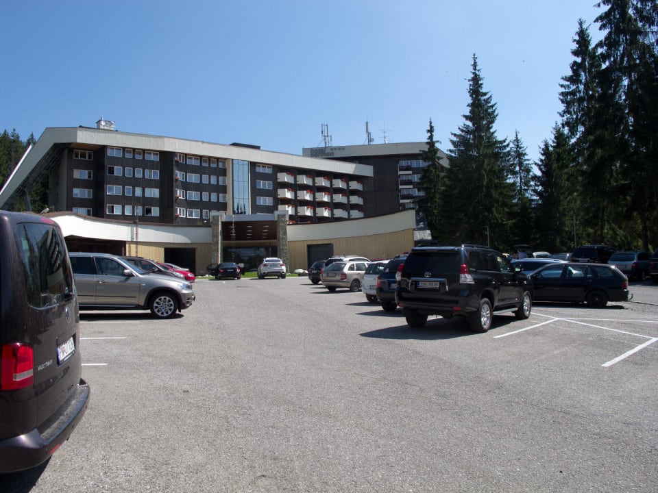 Parkplatz mit Blick auf das Hotel Grandhotel Permon