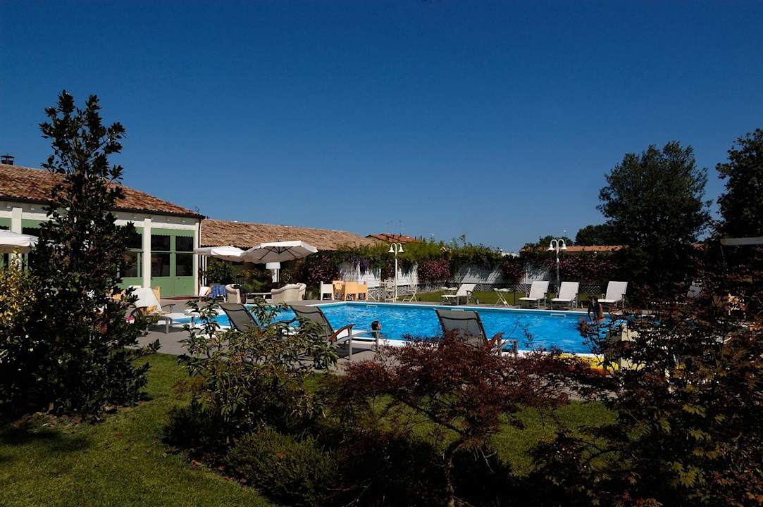 Piscina Relais Villa Roncuzzi