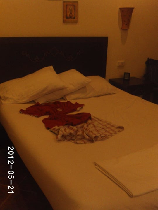 Ein großes Doppelbett Three Corners Sea Beach Resort