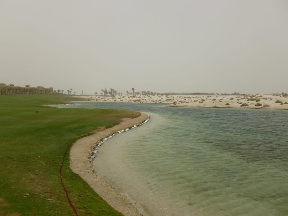 Seitlicher Blick auf Appartements vom Golfplatz The St. Regis Saadiyat Island Resort, Abu Dhabi
