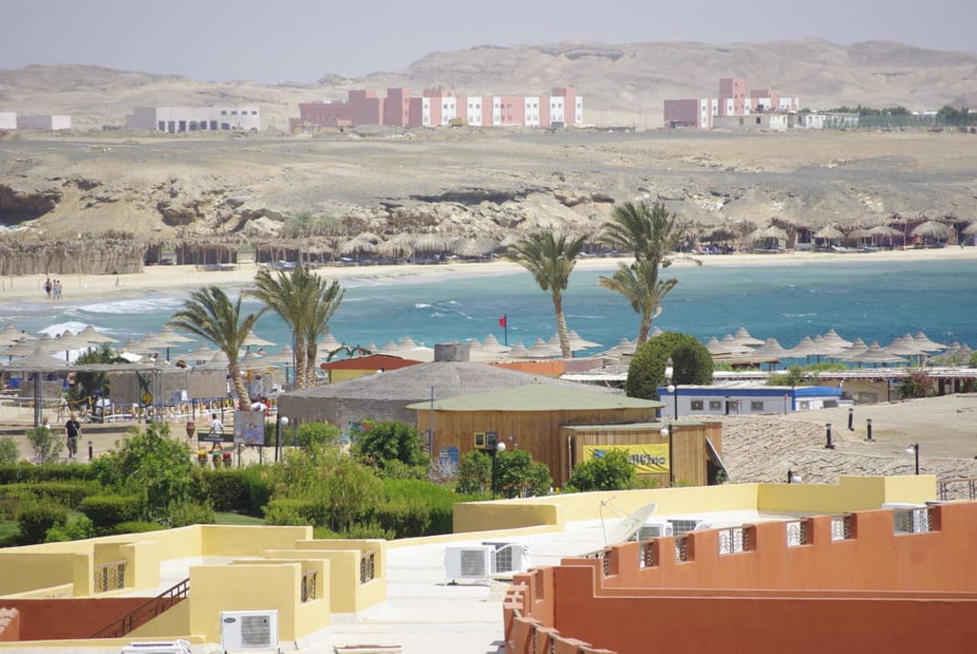 Blick vom Dach Richtung Strand Malikia Resort Abu Dabbab