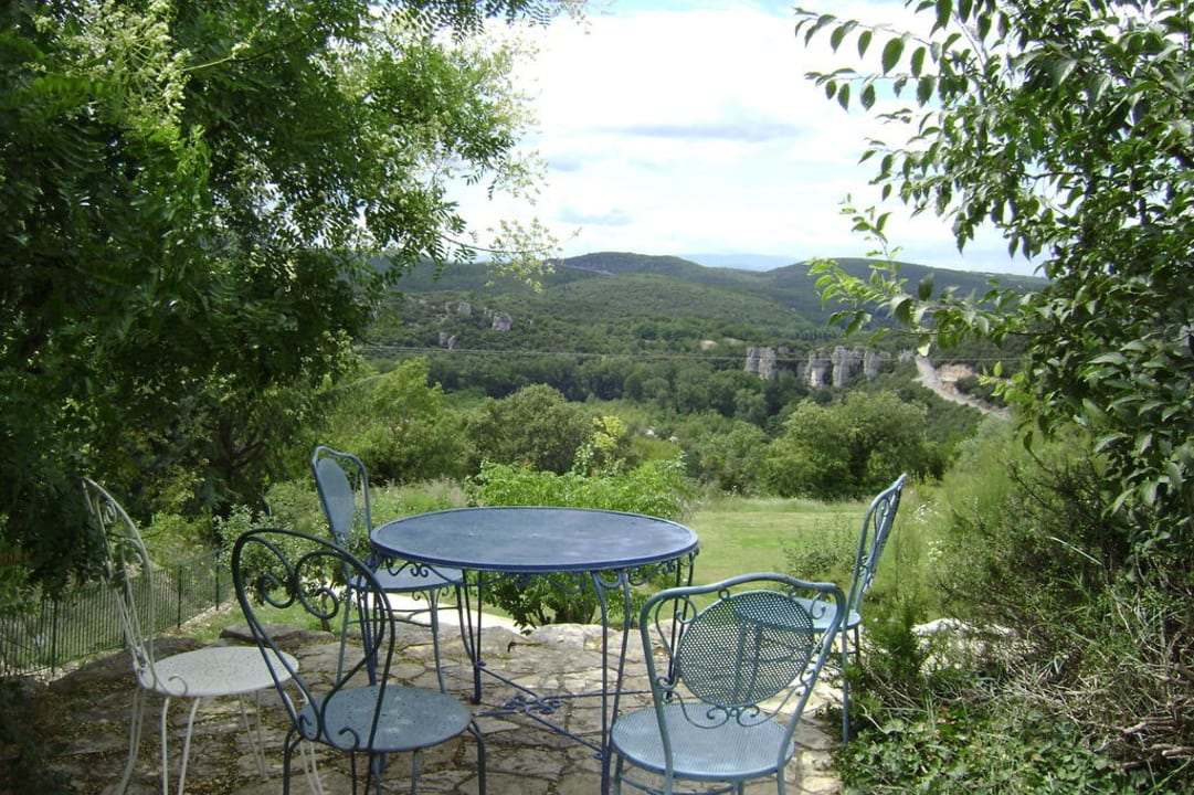 Blick vom Garten auf das Cèze Tal Hotel La Magnanerie De Bernas