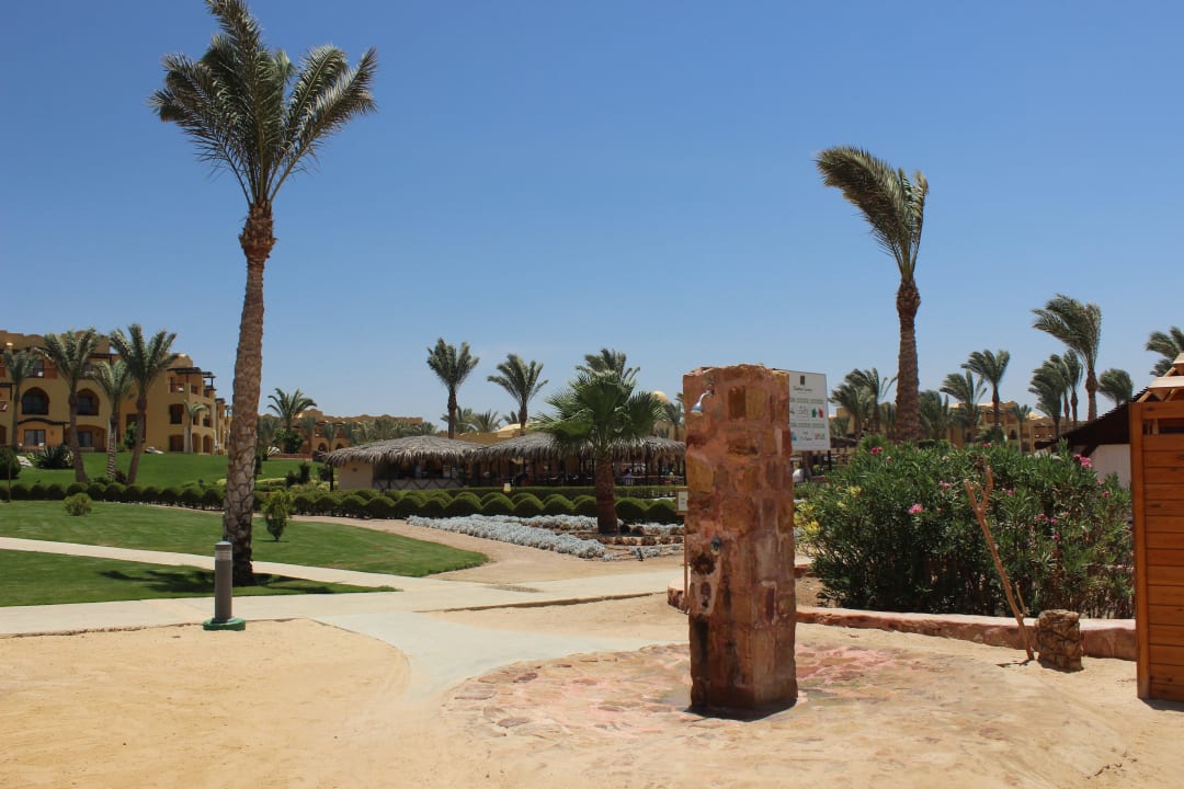 Im Hintergrund sieht mach die Beachbar Jaz Dar EL Madina