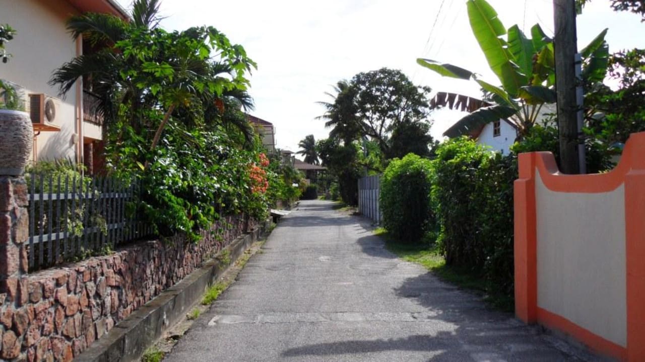 Weg zum Strand Guesthouse Villa Bananier