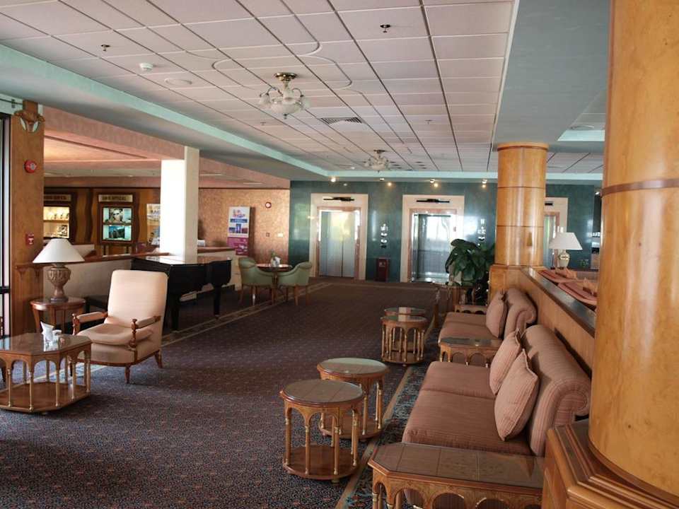 Kącik przy fortepianie Hilton Garden Inn Ras Al Khaimah