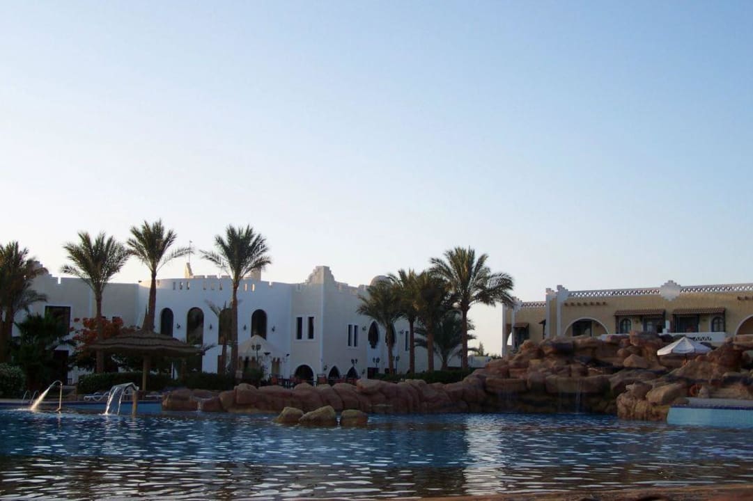 Duży basen,widok na budynek główny. Hotel El Faraana Reef Resort