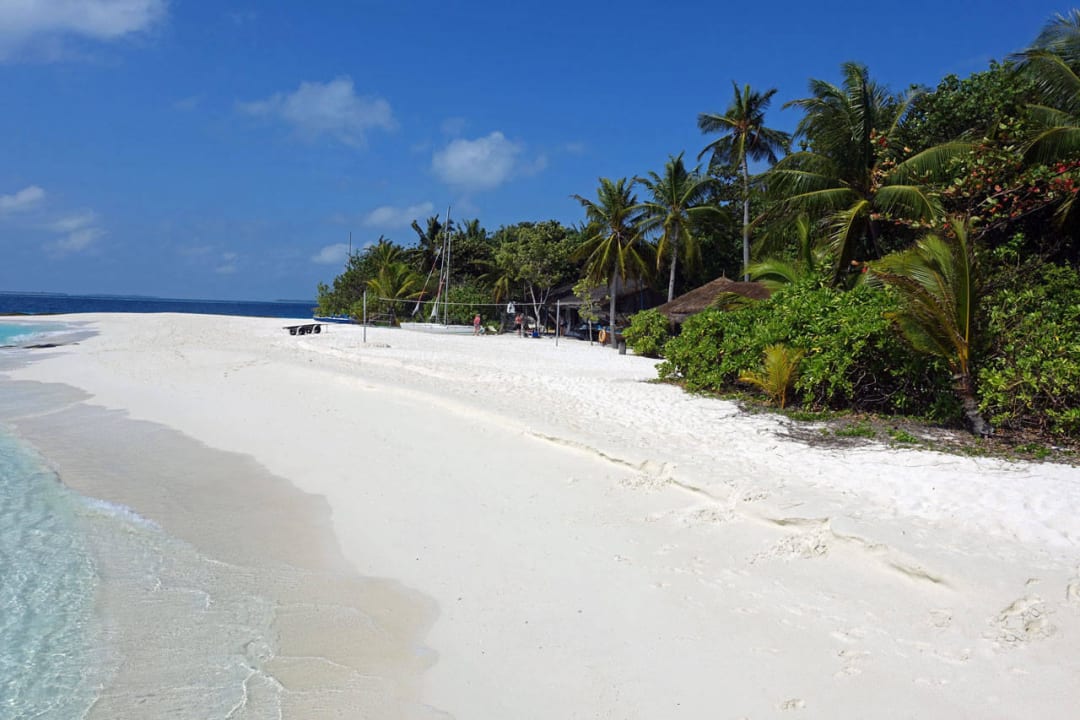 Strand an der Nordseite mit Volleyballfeld NH Collection Maldives Reethi Resort