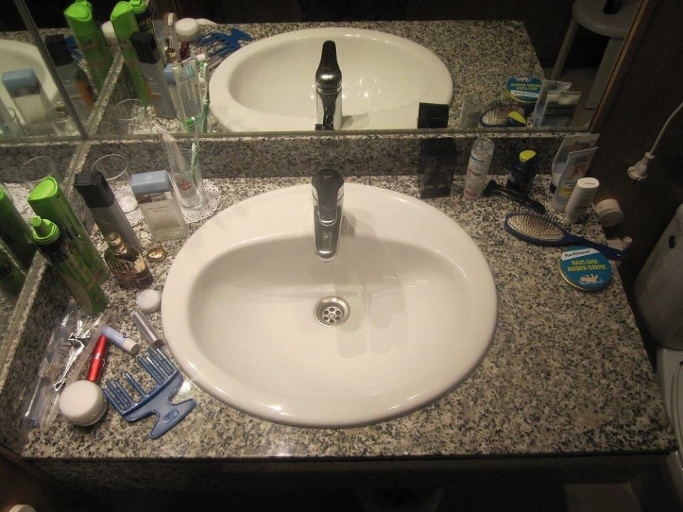 Einzige Ablagemöglichkeiten im Bad Valentin Reina Paguera