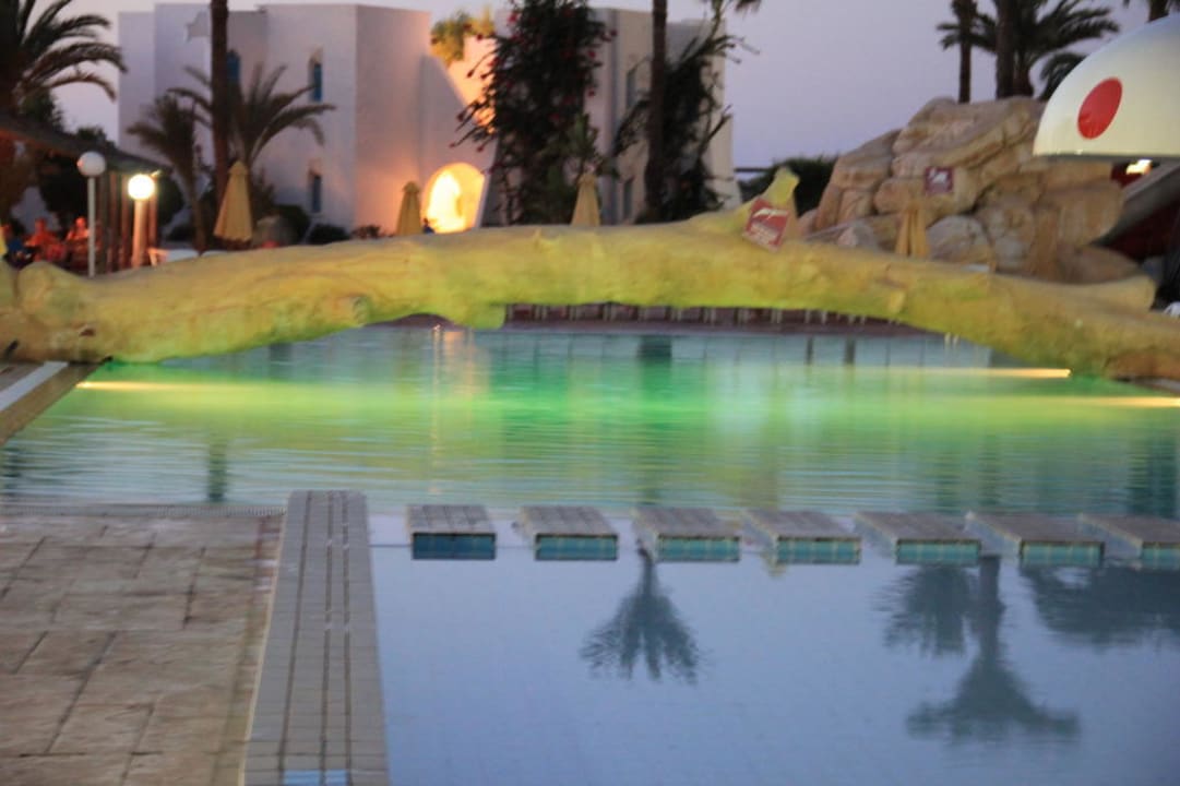 Basen nocą Ruspina Beach Resort