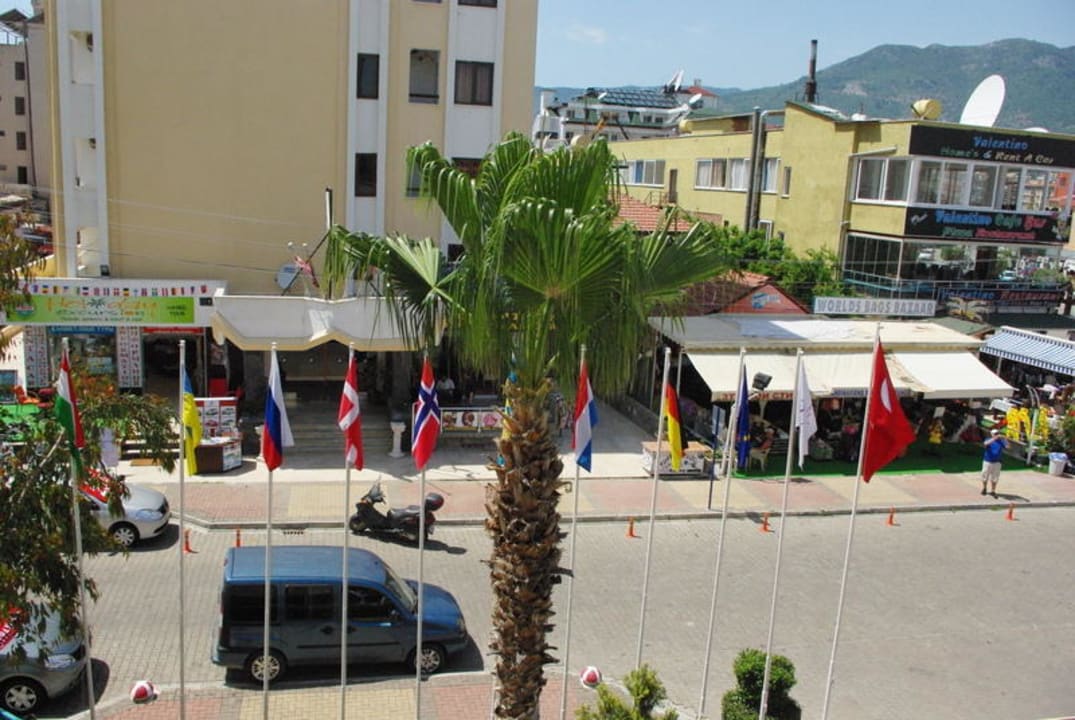 Widok z tarasu hotelowego od strony ulicy A11 Hotel Obaköy