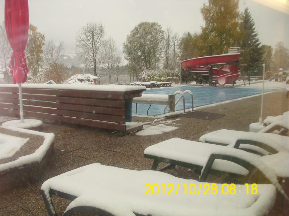 Der Außenpool bei Schnee Hotel Bellevue am See