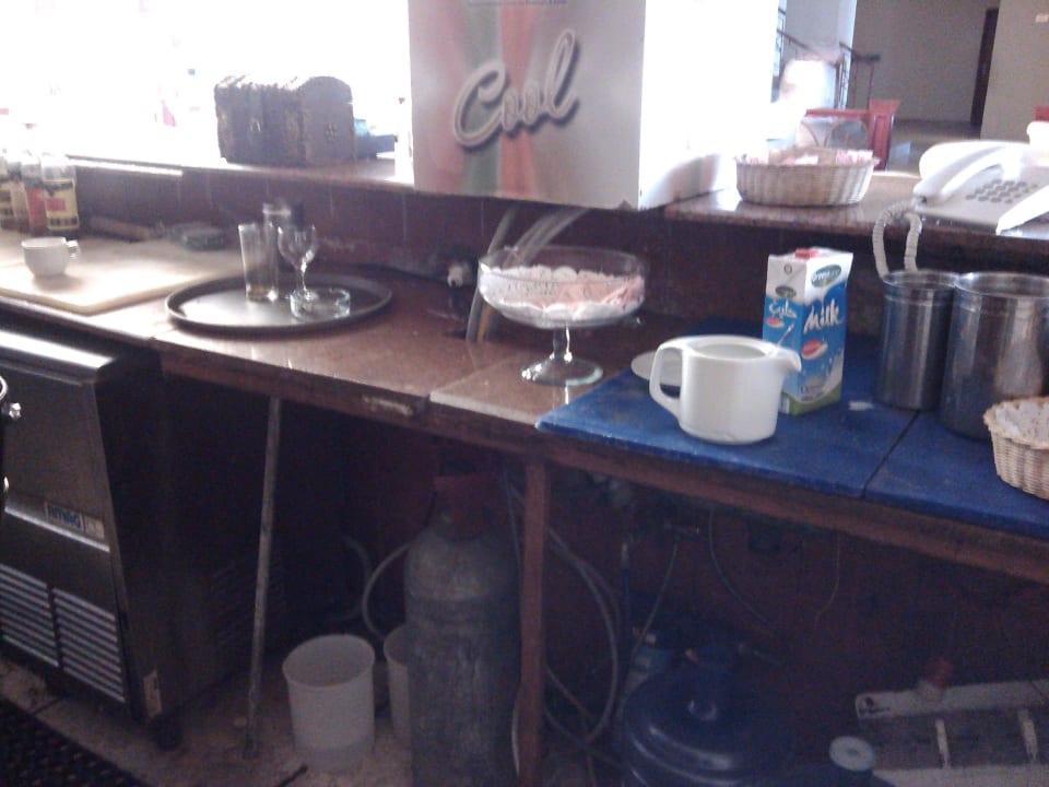 Blick unter den Bartresen Imperial Shams Abu Soma