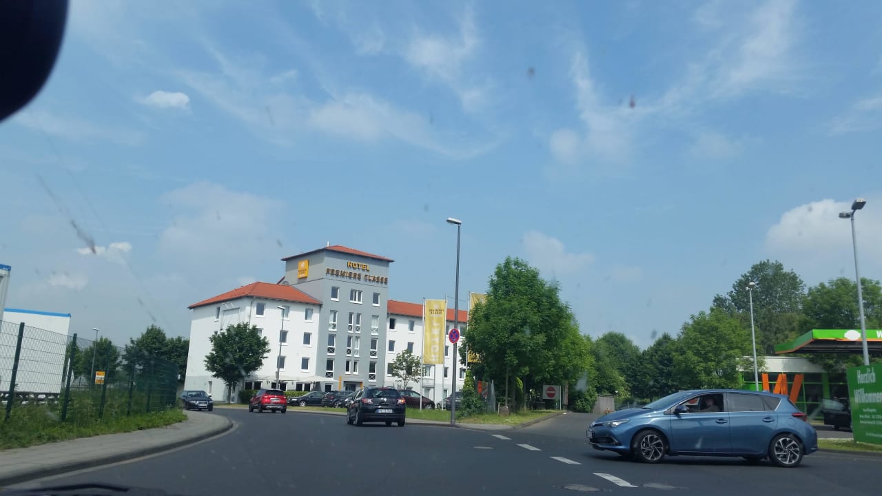 Ankunft Straße zum Hotel B&B Hotel Köln-West