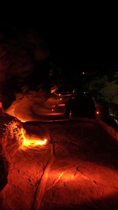 Droga na dyskotekę w nocy Club Resort Atlantis